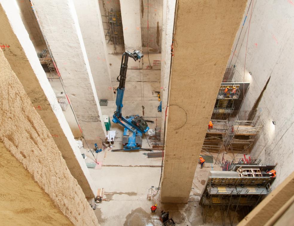 Vue plongeante à l'intérieur du bassin d'Austerlitz durant sa construction