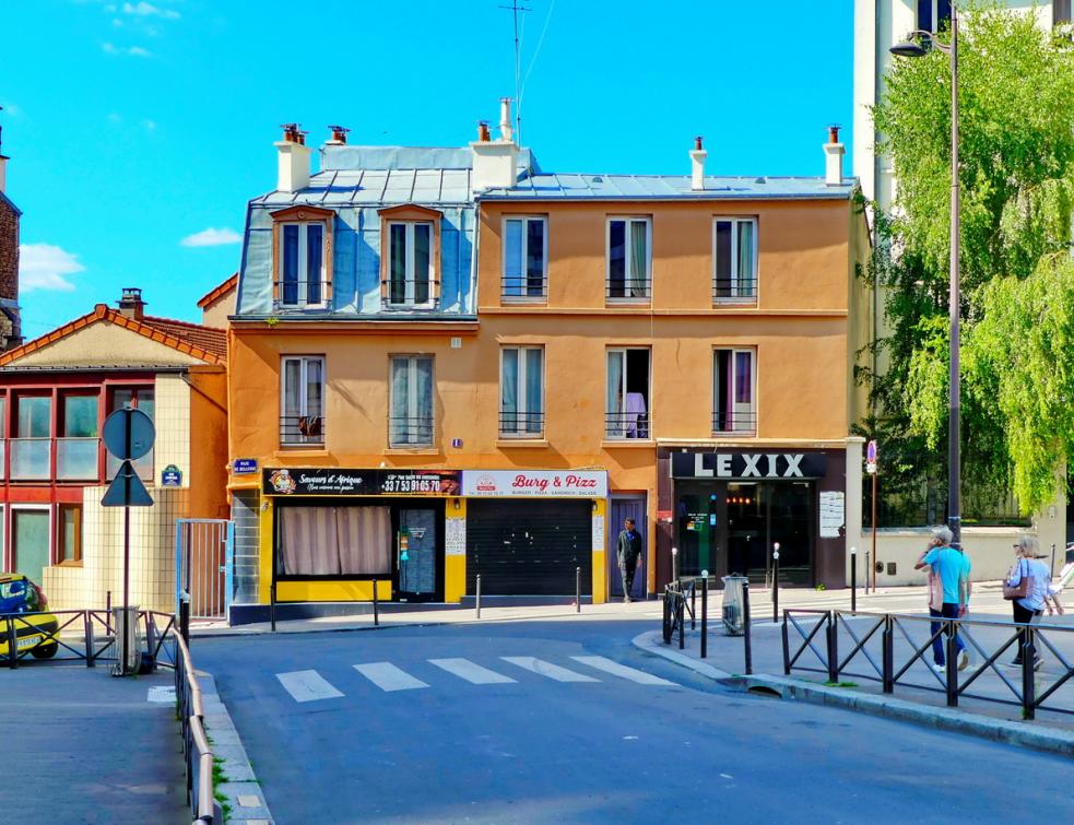 Une rue de vieux bâtiments dans le XXème arrondissement de Paris