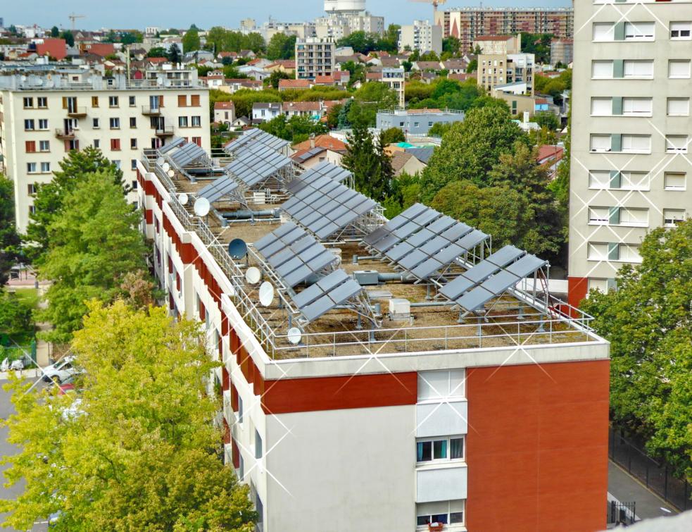 Une toiture solaire thermique sur un immeuble de logements collectifs à Montreuil