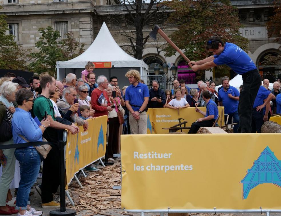 Démonstration réalisée par les charpentiers chargés de la restitution des charpentes (nef et chœur). © Romaric Toussaint / Rebâtir Notre-Dame de Paris