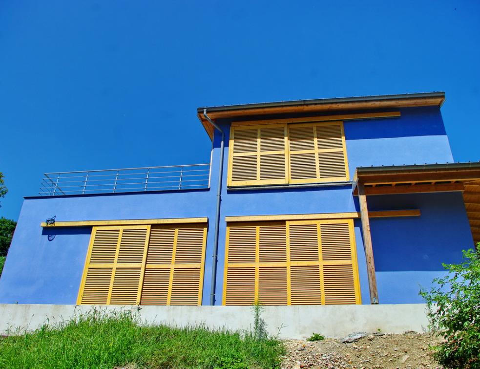 Une maison individuelle en construction avec de beaux murs bleus