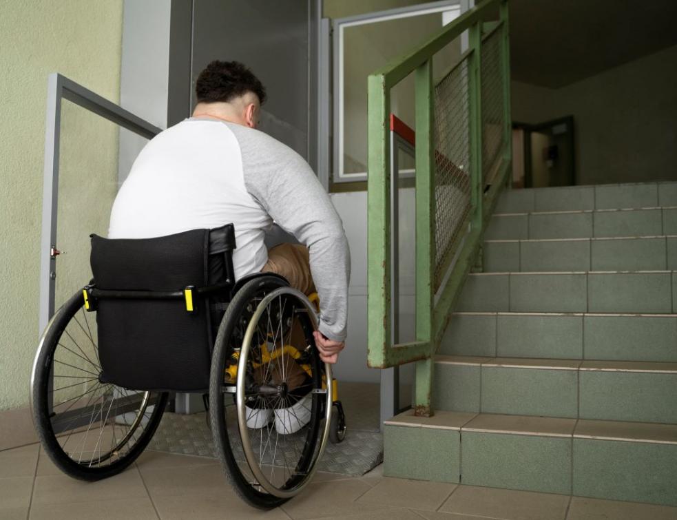 Dans un immeuble, le non-respect des normes d'accès pour handicapés justifie une démolition. © Freepik