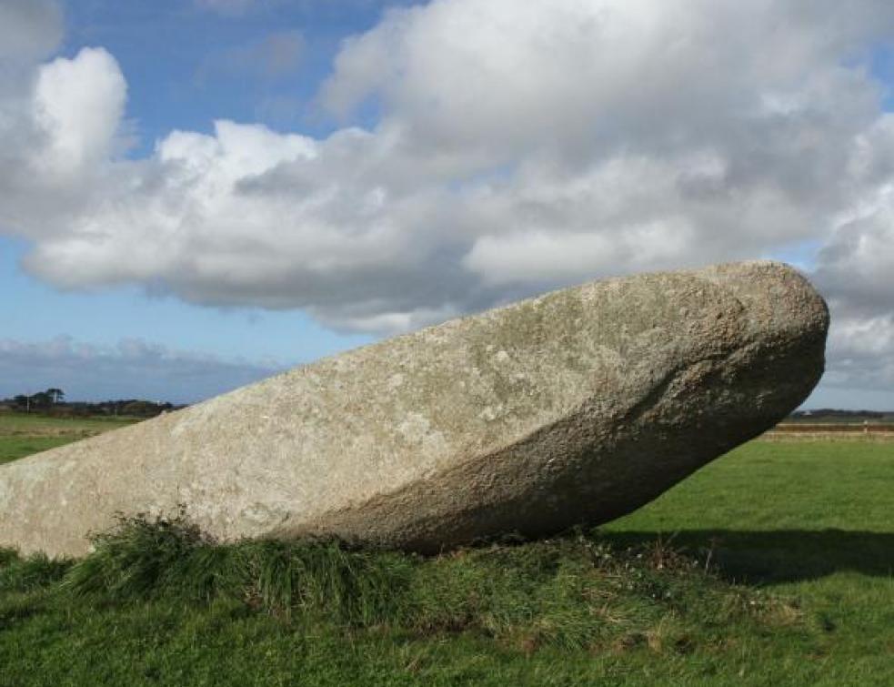 Menhir couché