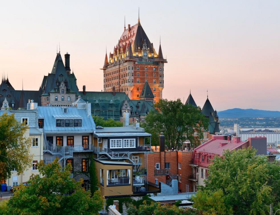 Toits de la ville de Québec avec le Château Frontenac au coucher du soleil vu de la colline. © TravelScape / Freepik