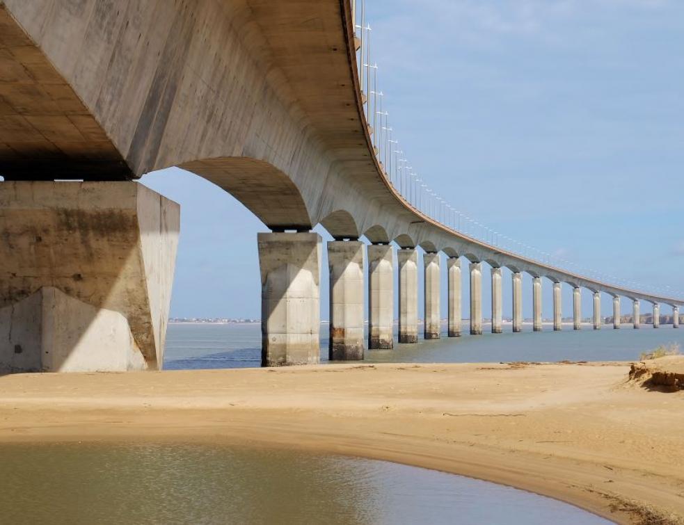 Comme pour tous les ouvrages en béton situé en bord de mer, le pont de l’île de Ré doit se protéger contre le sel. © Roman Epitropakis