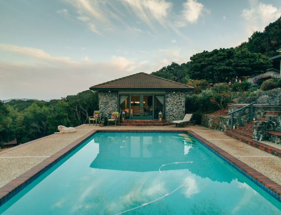 Vue extérieure sur une piscine