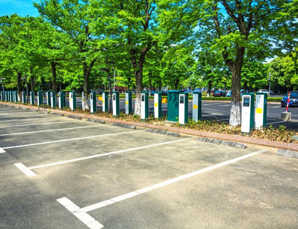 Ombrières photovoltaïques obligatoires sur les parkings : les exemptions précisées par décret.  © evening_tao / Freepik