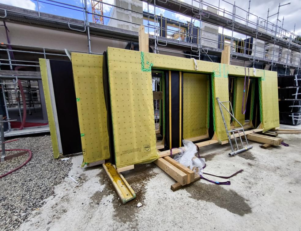 Murs à ossature bois non-porteurs prêts à être posés sur un chantier en construction neuve