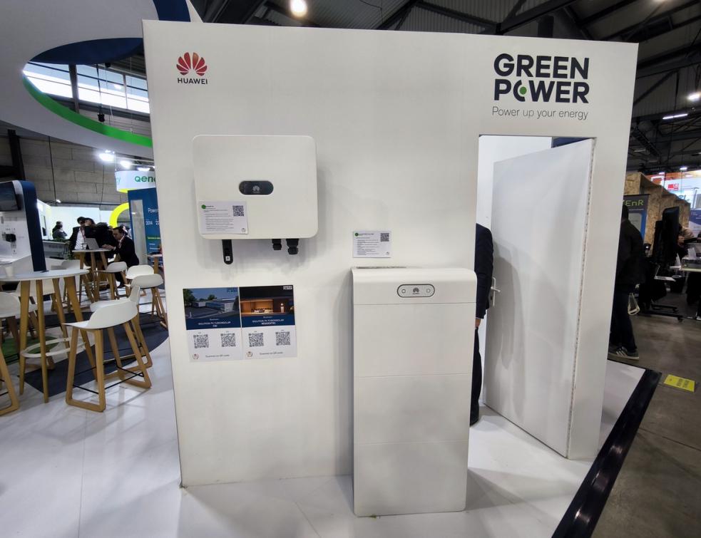 La solution de stockage d'électricité Huawei exposée sur le stand de GreenPower au Forum Energaïai 2024