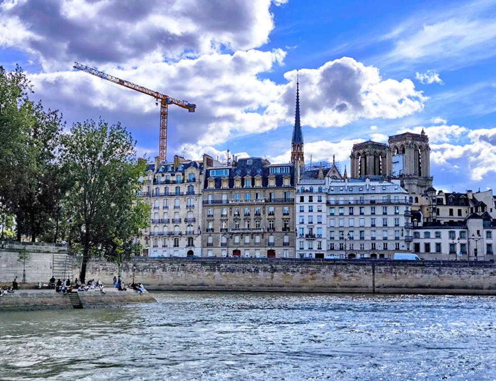 La rive Nord de l’île de la Cité à Paris avec son alignement de bâtiments multi-centenaires