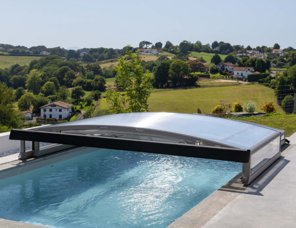 Vue sur piscine avec abri piscine