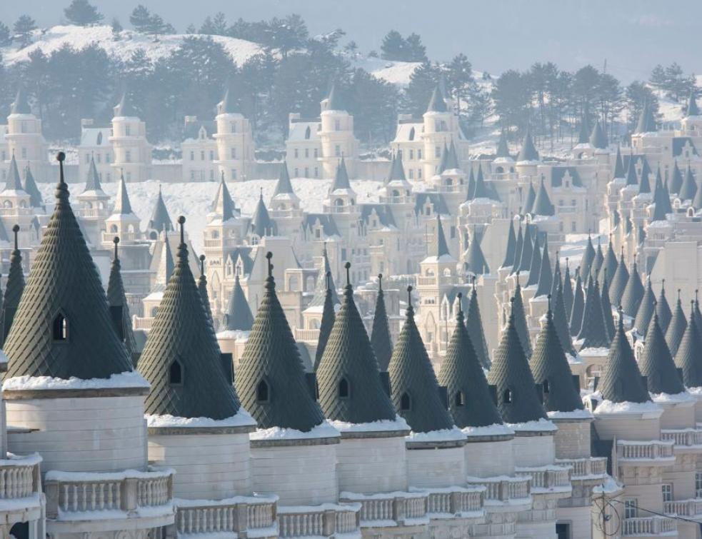 Les 732 mini-châteaux de la folie Burj Al-Babas. © Esin Deniz / Getty images