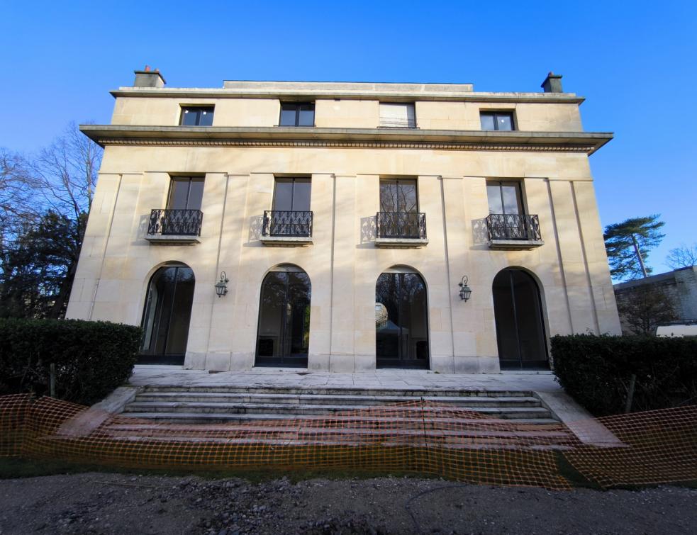 Une vue de la façade de la Villa Amelia à Bagatelle dans le bois de Boulogne à Paris