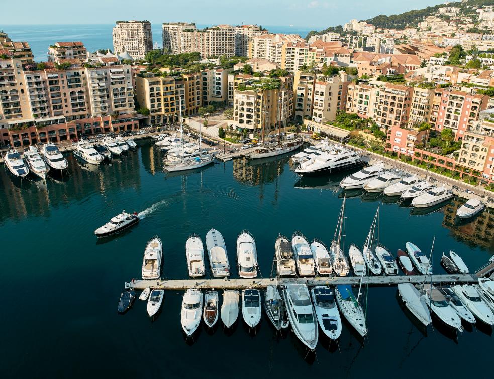 Vue sur le port de Fontvieille, Monaco. © Wirestock / Freepik