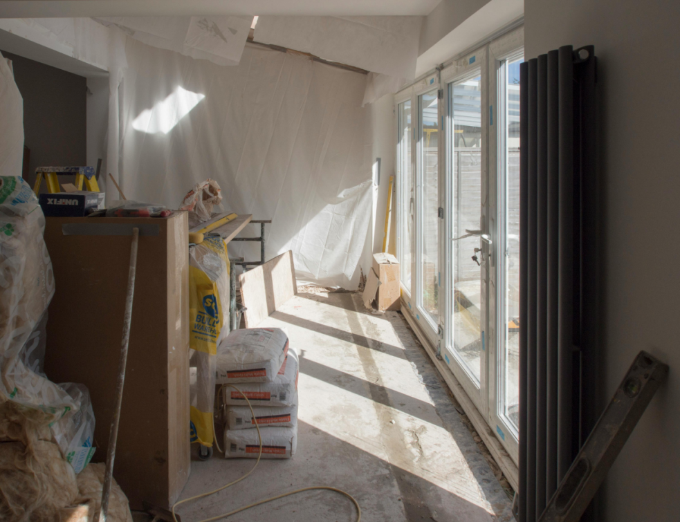 Vue intérieure sur extension de maison en travaux