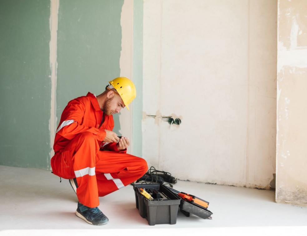 Les artisans du bâtiment sous tension. © Freepik