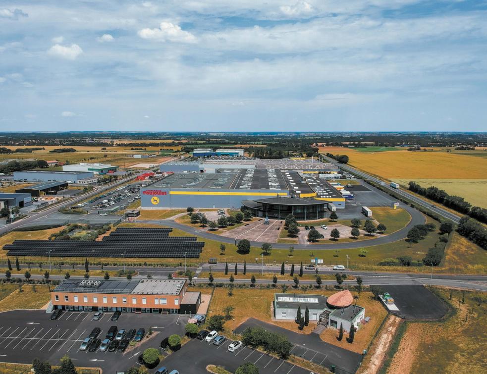 Vue aérienne de l'usine Poujoulat près de Niort avec un premier équipement photovoltaïque