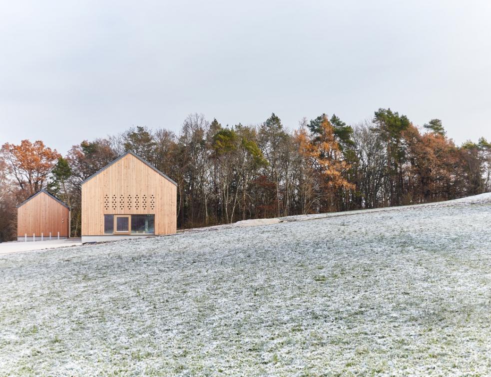 Le centre de compétences LOGL et ses panneaux de plafond en sapin blanc.  ©