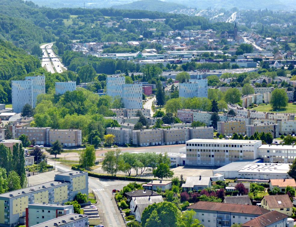 La limite entre Forbach et Morsbach en Moselle, une vaste zone commerciale dont une partie pourrait être convertie en logements