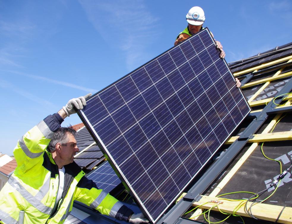 Installation de panneaux photovoltaïques en cours sur le toit d'une maison individuelle. © Pascal Poggi