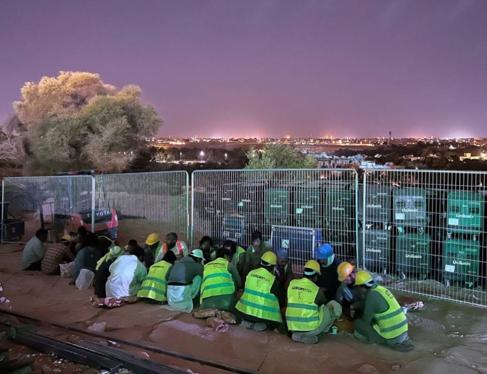 Des travailleurs migrants au repos sur le site d’un chantier près de Riyad, en Arabie saoudite, en mars 2024.  © Jaap Arriens / Sipa via AP Photo