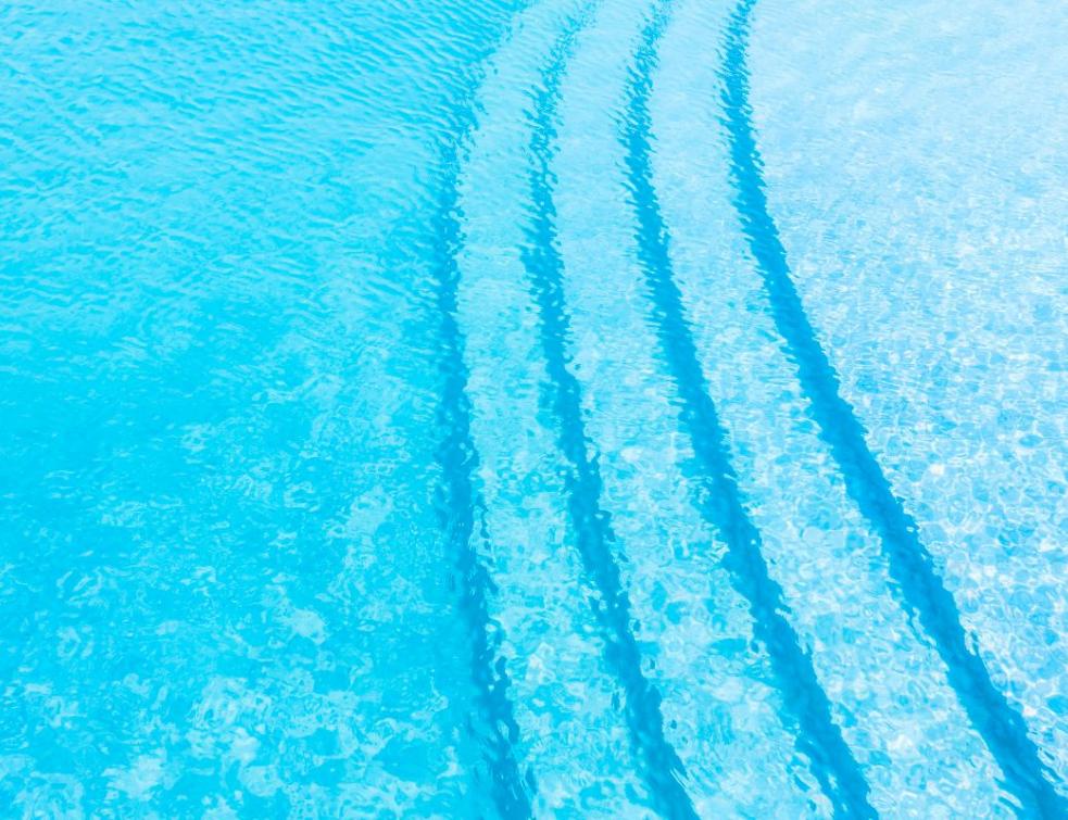 La piscine, un phénomène de société bien français. © Freepik