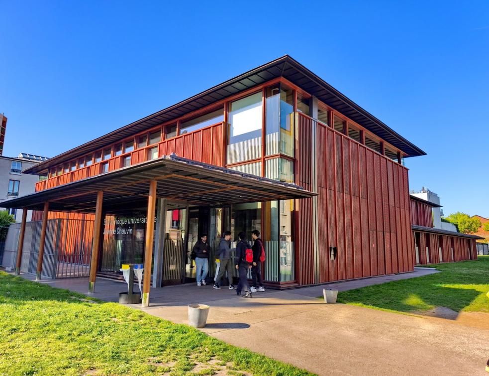 La bibliothèque universitaire Jeanne Chauvin est construite en limite de Malakoff, derrière la Faculté de Droit de Malakoff