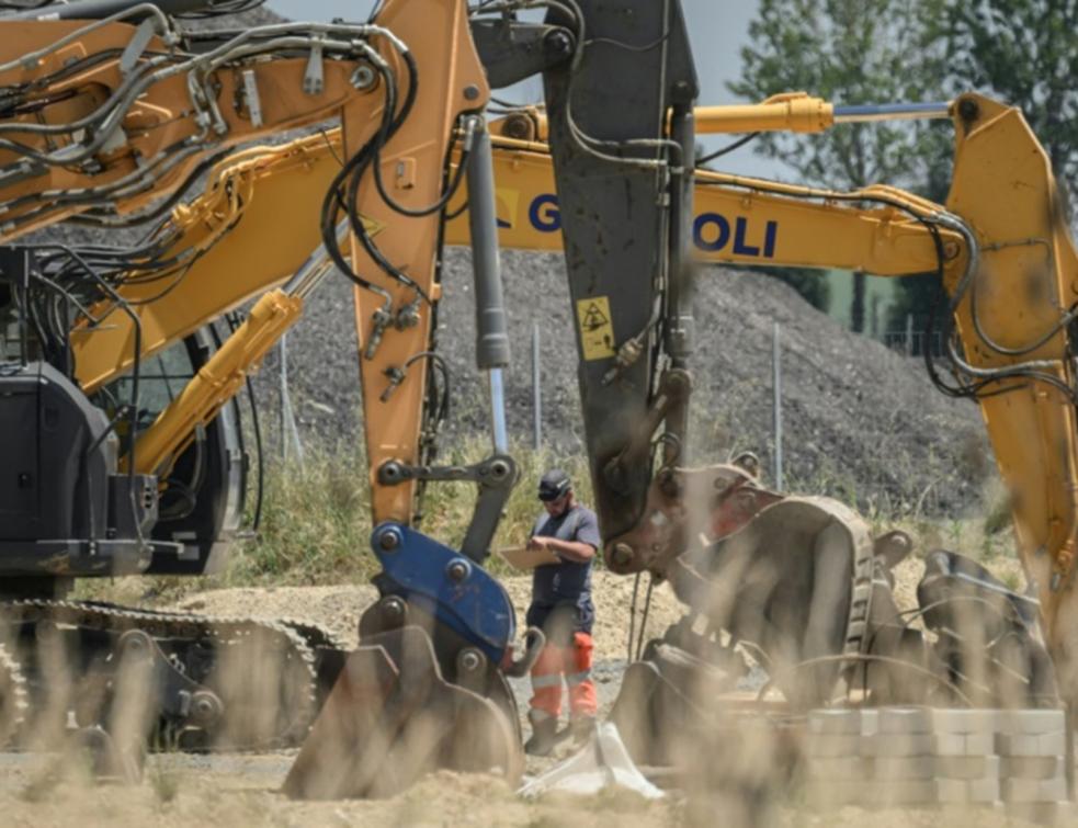 Un ouvrier se tient à côté de pelles mécaniques sur le chantier de l'autoroute A69 près de Verfeil. © Ed Jones / AFP / Archives