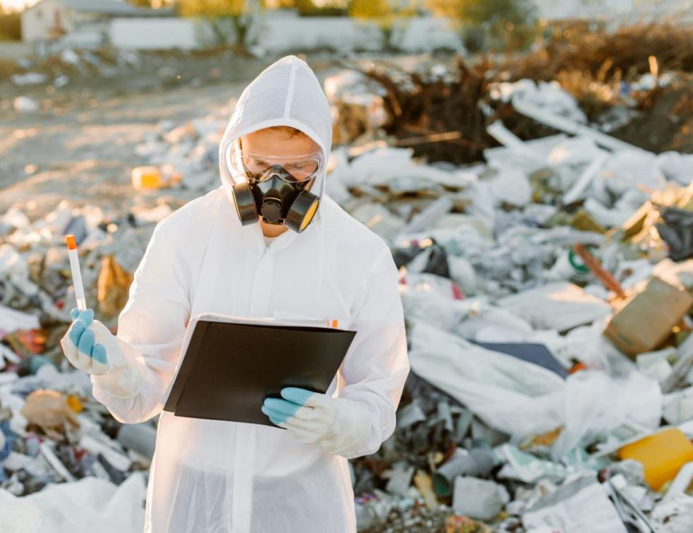 Des déchets amiantés stockés illégalement sur un chantier. © Freepik