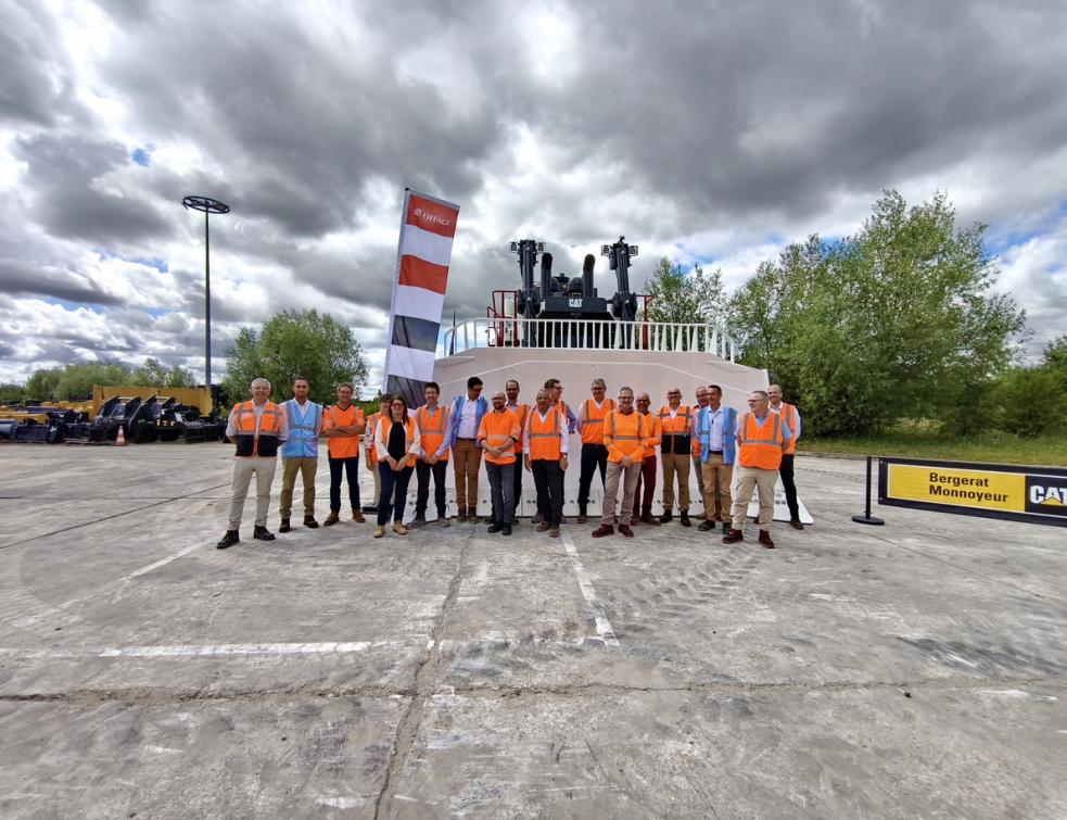 Les équipes Eiffage et Bergerat Monnoyeur rassemblées devant la lame du nouveau bulldozer D11. © Pascal Poggi