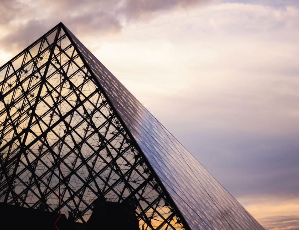 Lancement d'un concours d'architecture pour le Louvre. © Freepik