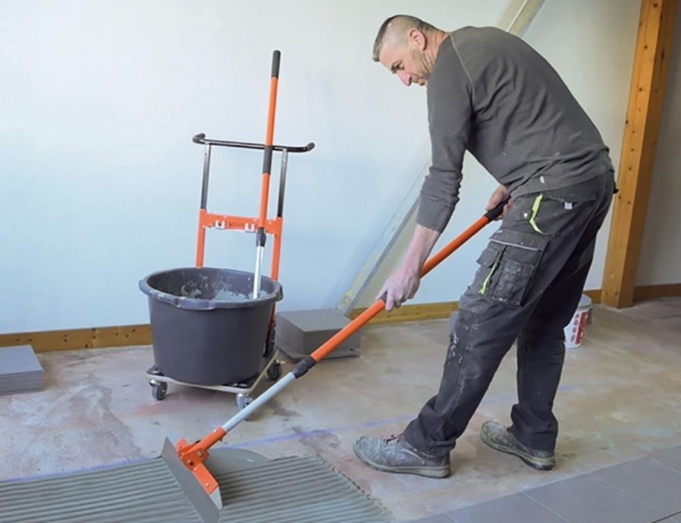 Mondelin offre aux carreleurs la possibilité de travailler debout. © Mondelin