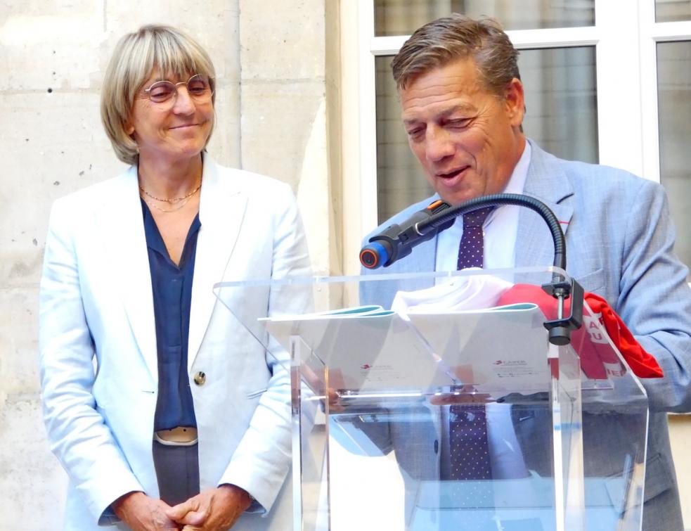 A gauche, Valérie Létard, ministre du Logement, à droite, Jean-Christophe Repon, Président de la CAPEB, le 3 juillet. © PP