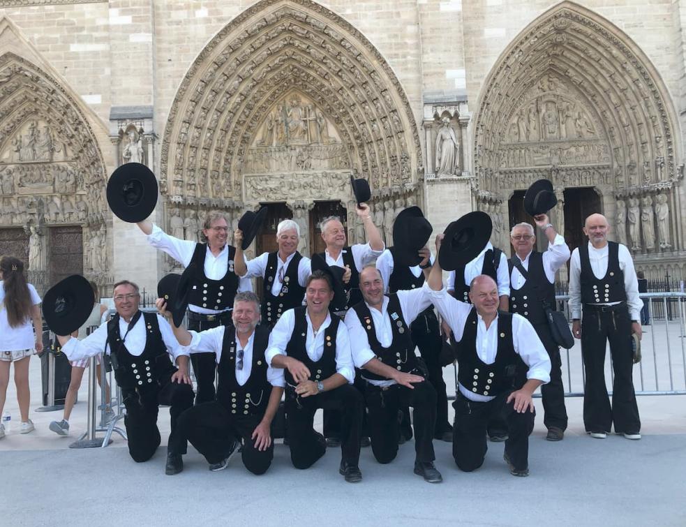 Les charpentiers allemands en tenue devant Notre-Dame qu'ils auraient aimé escalader. © Jonas Tophoven