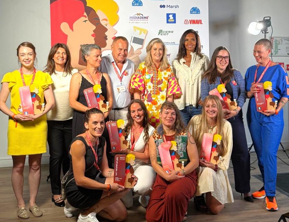 Ce 26 juin, Caroline Semin et son père Philippe Semin, les lauréates et les animatrices de la soirée immortalisaient la remise des trophées. © Semin
