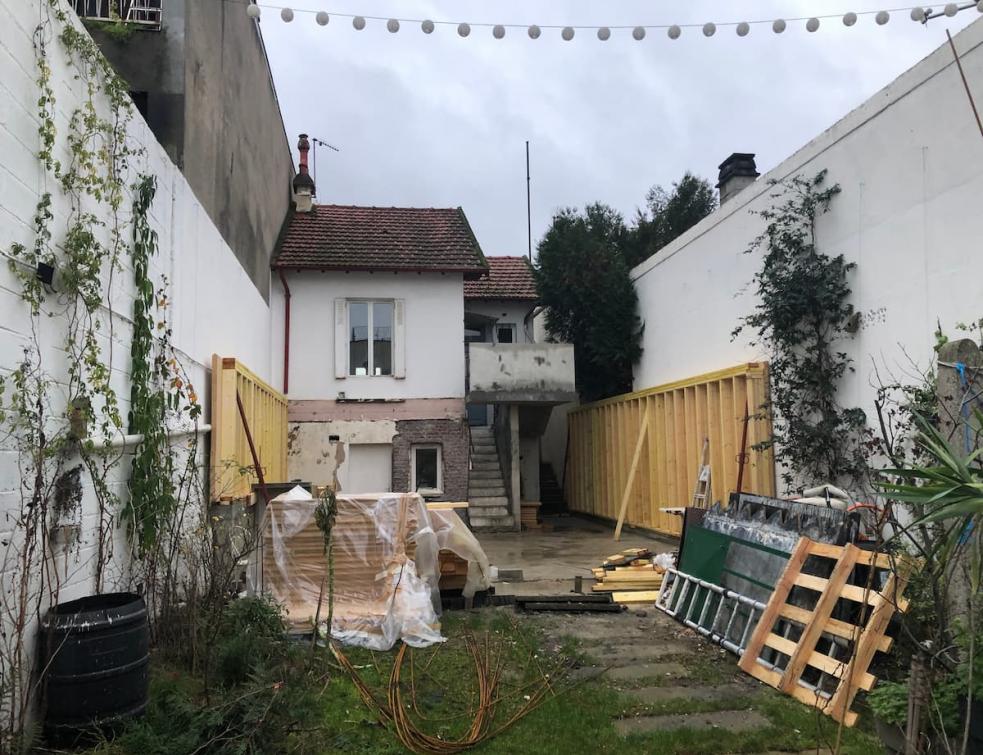 Une surélévation-extension en bois englobe un pavillon au Nord d'Aubervilliers