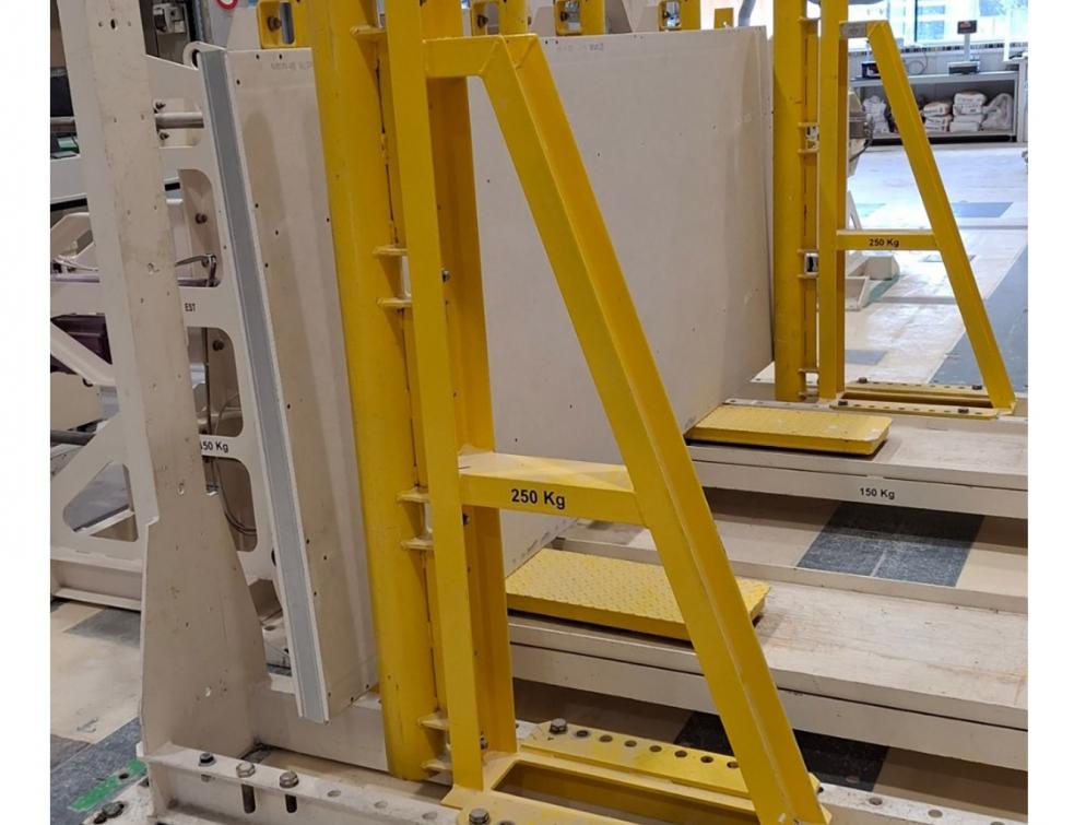 Siniat présente la première plaque de plâtre fabriquée en France à impact carbone négatif. © Siniat
