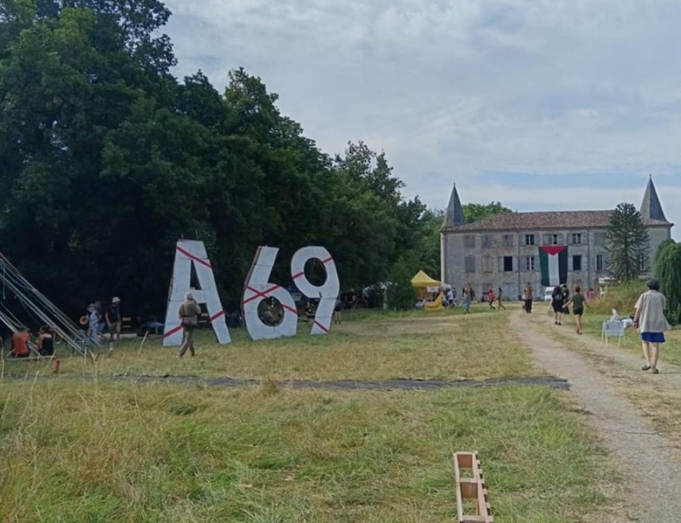 Chantier de l'A69 : une Turboteuf au château de Scopont. © Radio France / Flora Midy