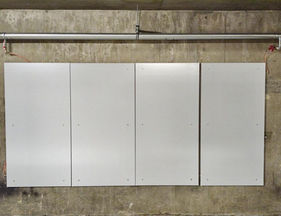 Quatre des 145 panneaux géothermiques Enerdrape utilisés pour alimenter une pompe à chaleur eau glycolée/eau de 120 kW