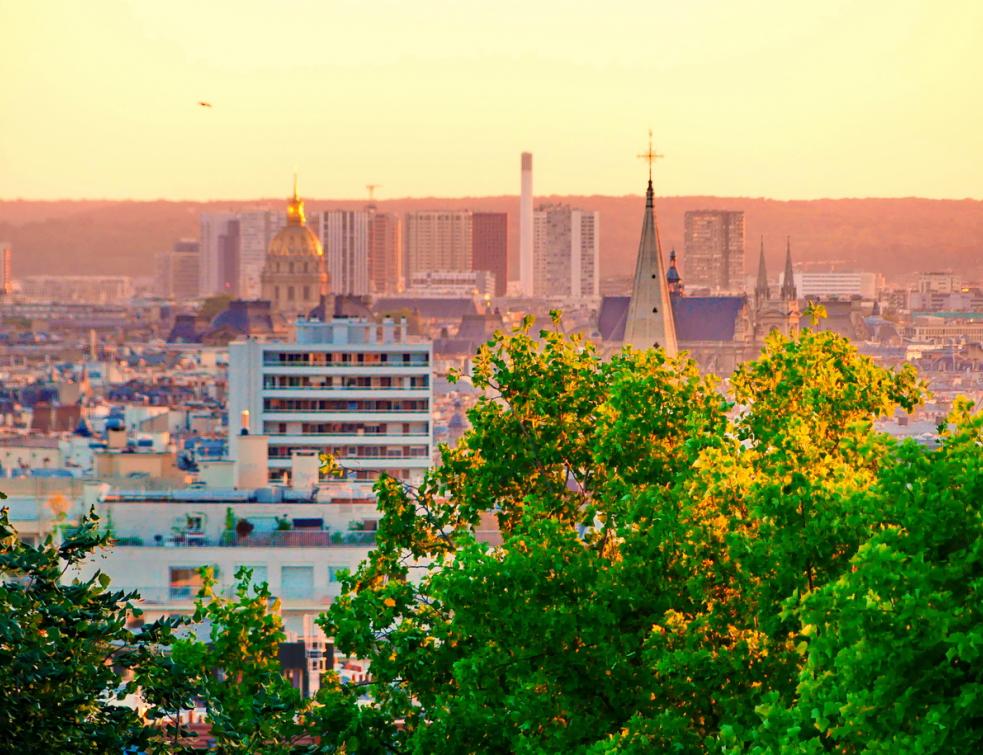 Les toits de Paris brillent sous un soleil d'été. © Pascal Poggi