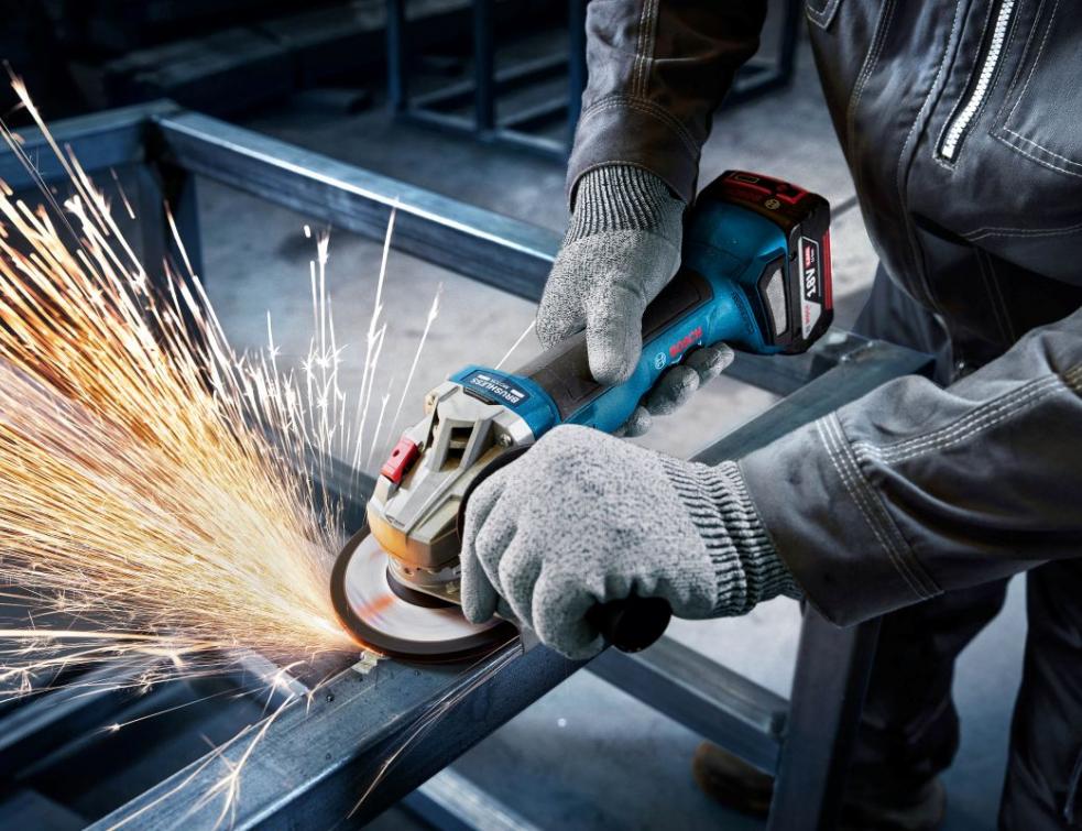 Perceuses-visseuses et meuleuses angulaires sans-fil Bosch Professional. © Bosch