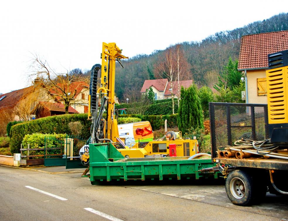 Foreuse pour une installation géothermique devant une maison individuelle
