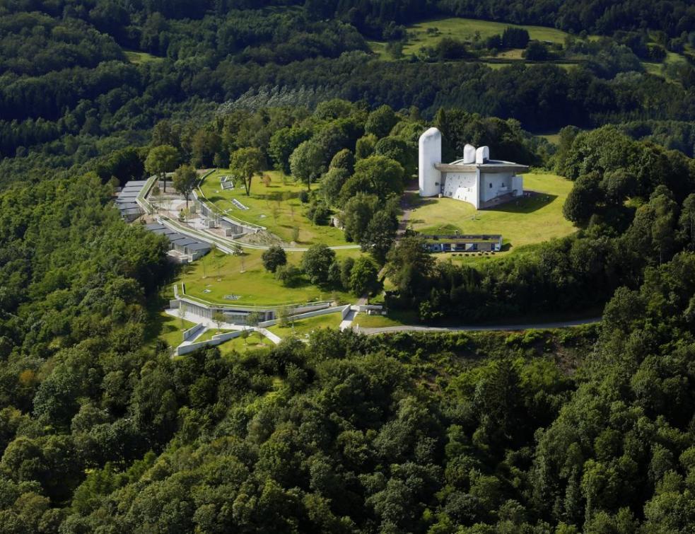 La Chapelle de Ronchamp, œuvre emblématique de Le Corbusier. © AONDH