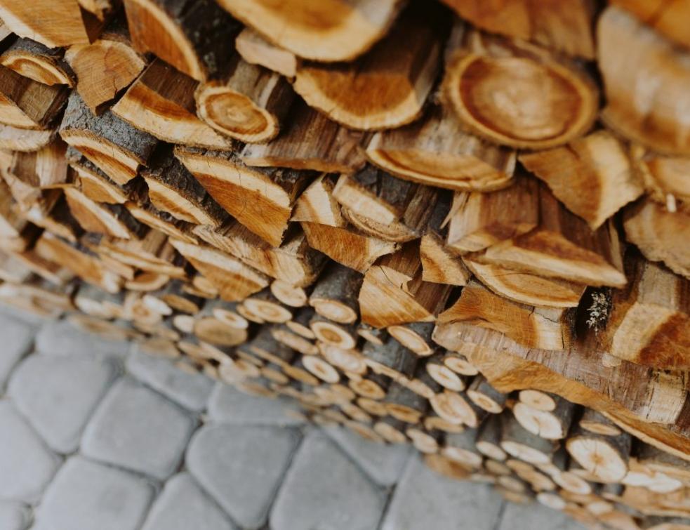 Bien se chauffer au bois (certification NF Biocombustibles Solides). © Freepik