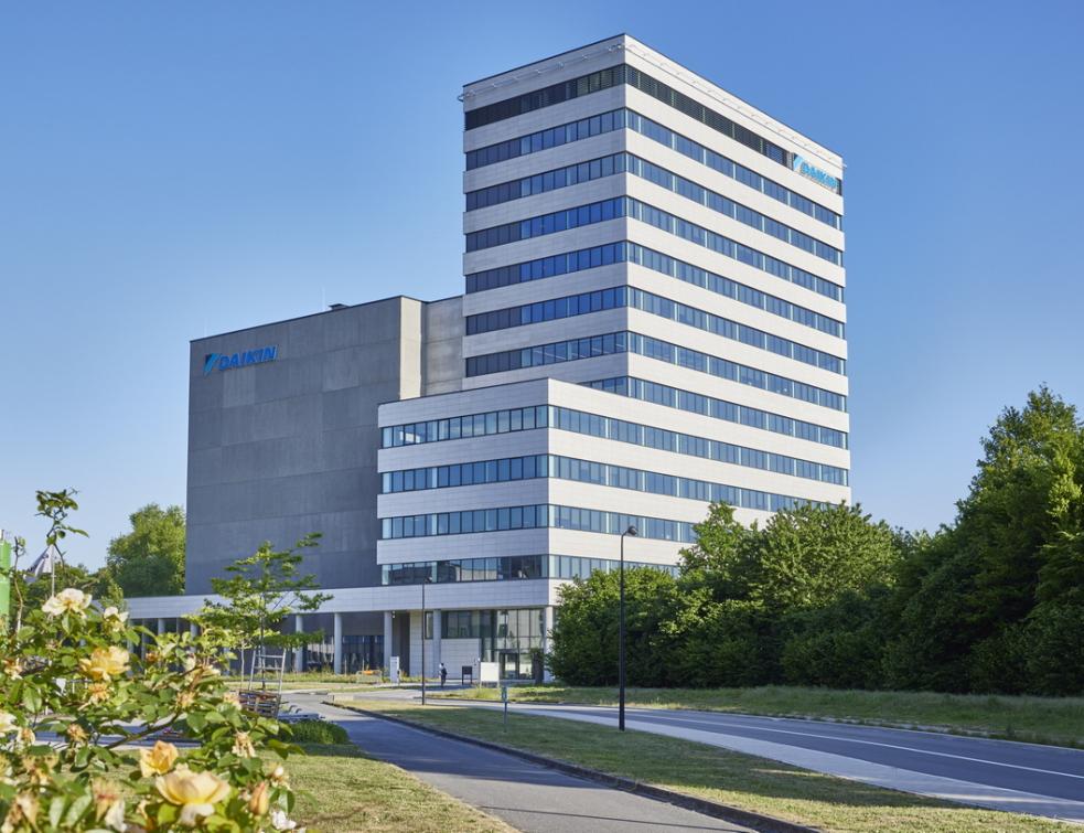 Le nouveau bâtiment du centre de recherche de Daikin à Gand, une tour de bureau à droite, des laboratoires à gauche.
