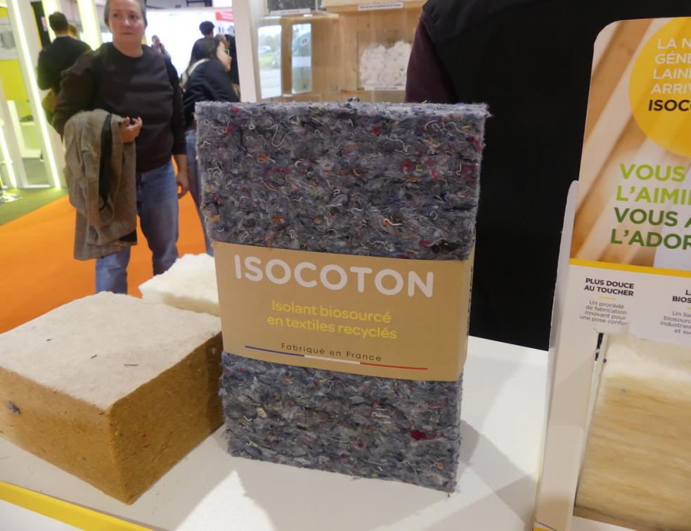 Isocoton, l'isolation biosourcée en textiles recyclés sur le stand Isover à Artibat 2025