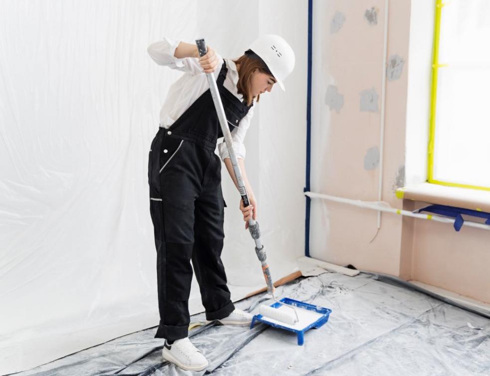 L’OPPBTP publie un guide sur les équipements d'assistance physique pour les peintres. © Freepik