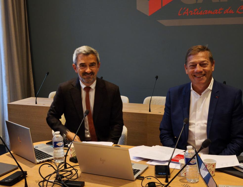 De gauche à droite, Matthieu Rosy, Secrétaire Général, Jean-Christophe Repon, président de la CAPEB lors de la conférence de presse du 6 novembre 2025