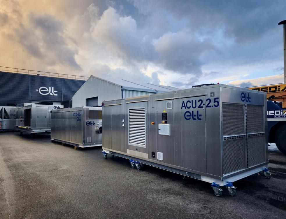 L'entrée de l'usine ETT à Ploudalmézeau avec des machines finies, attendant leur expédition. © PP