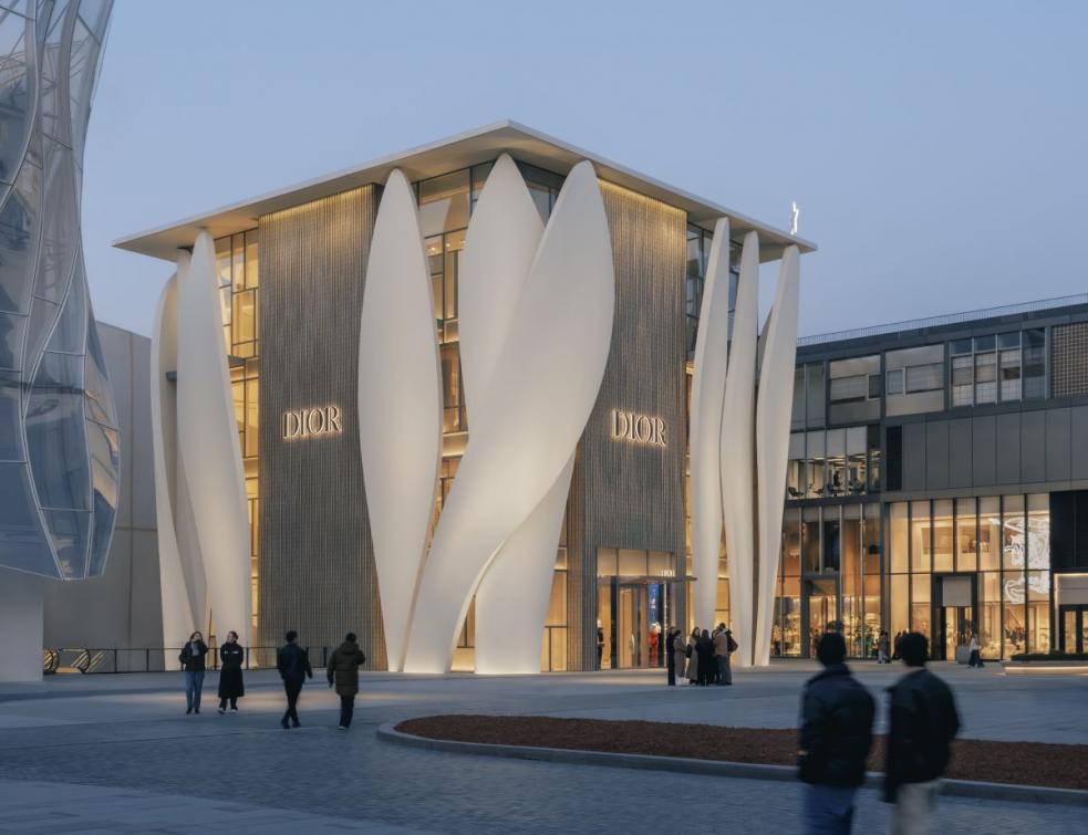 Un bâtiment-sculpture en hommage aux créations de Christian Dior. © Zhu Yumeng